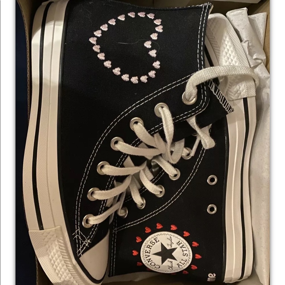 2022 NEW BLACK “EMBROIDERED HEARTS” CONVERSE SNEAKERS. Sold out everywhere